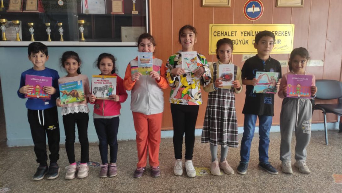 Valimiz Sayın Salih Ayhan'ın Gönderdiği Kitaplar Öğrencilerimize Hediye Edildi