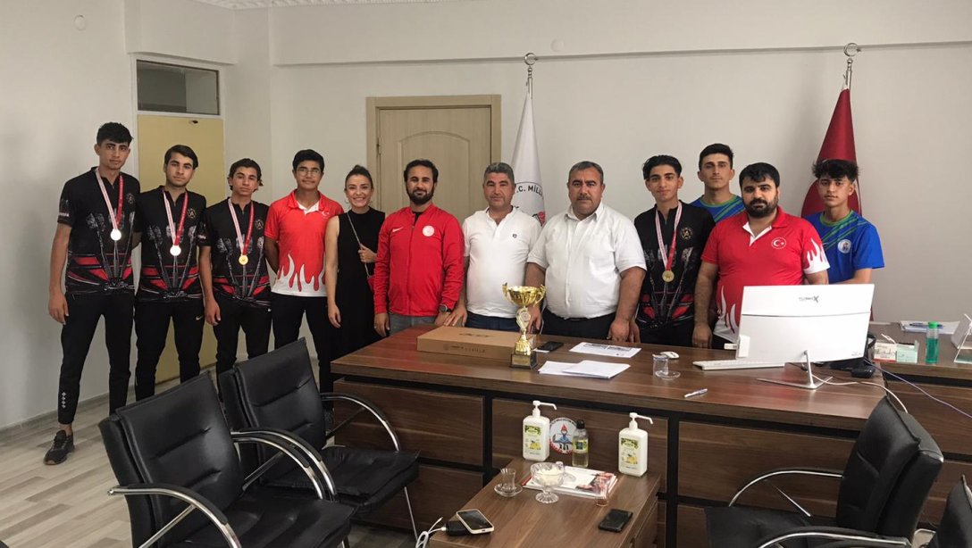 Türkiye Şampiyonu Dart Takımımız İlçe Milli Eğitim Müdürümüz Sinan Ateş'i Ziyaret Etti