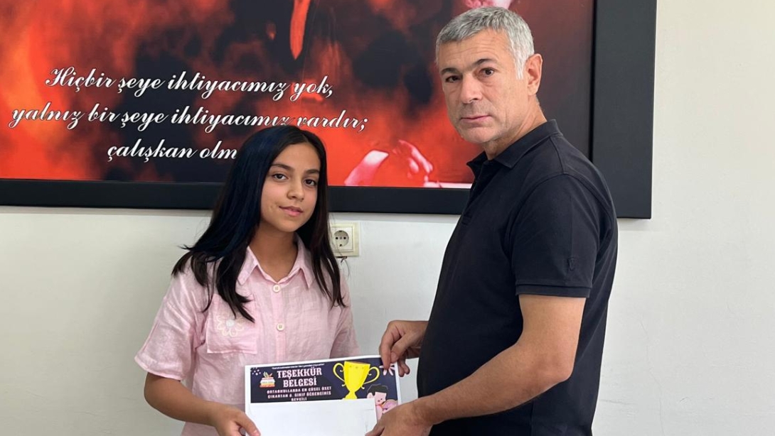 KİTAP OKUMA PROJESİ KAPSAMINDA ORTAOKULLARDA EN GÜZEL ÖZETİ ÇIKARTAN ÖĞRENCİLERİN ÖDÜL TÖRENİ