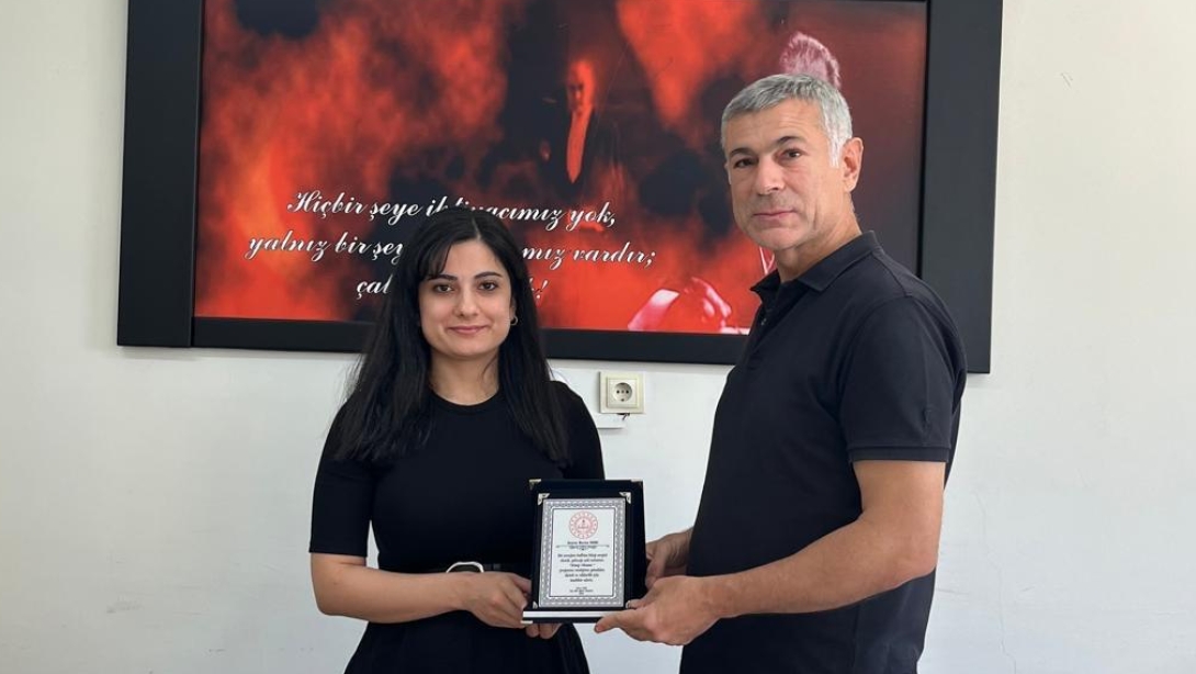 2025 HİLVAN KİTAP OKUMA PROJESİ KAPSAMINDA ÖĞRETMENLERİMİZE TEŞEKKÜR PLAKETİ